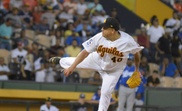 El lanzador dominicano Bartolo Colón de Águilas Cibaeñas lanza ante Tigres del Licey hoy, jueves 29 de noviembre 2018, en el estadio Cibao, en Santiago de los Caballeros (República Dominicana). EFE