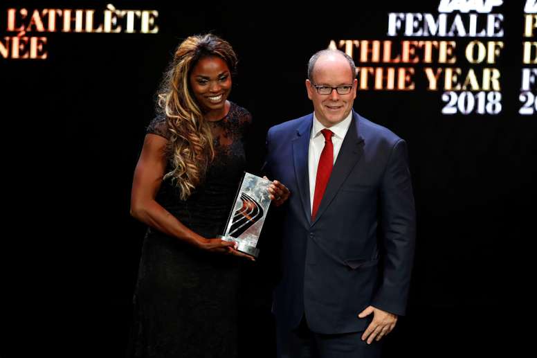 La atleta colombiana Caterine Ibargüen (i) posa junto al príncipe Alberto II de Mónaco tras recibir el premio como Atleta del Año hoy, durante la Gala del Atletismo Mundial 2019 en Mónaco (Mónaco). EFE