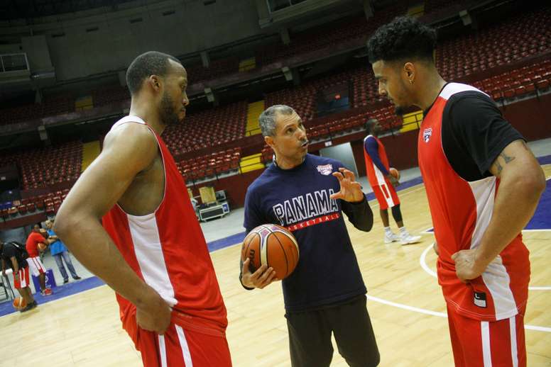 El director técnico de baloncesto de Panamá, Manuel Hussein (c), da instrucciones a los jugadores de baloncesto de Panamá, Akil Mitchell (i) y Daniel Girón (d), el 19 de febrero de 2018, durante un entrenamiento en Ciudad de Panamá (Panamá). EFE/Archivo