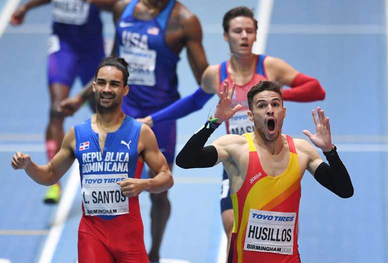 Oscar Husillos cruza la línea de meta en la final de 400 metros de los Mundiales de atletismo de Birmingham. EFE/Archivo