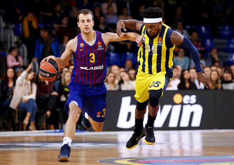 El base canadiense del Barcelona Lassa, Kevin Pangos (i), con el balón ante el jugador estadounidense del Fenerbahçe, Bobby Dixon, durante el partido de la décima jornada de la Euroliga de Baloncesto en el Palau Blaugrana, el pasado viernes. EFE