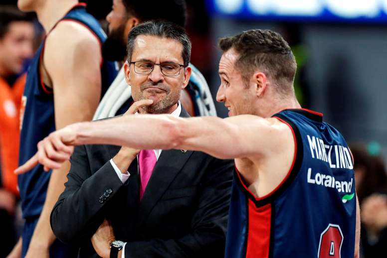 El entrenador del Kirolbet Baskonia, Pedro Martínez (i), escucha al base brasileño de su equipo Marcelinho Huertas en un partido. EFE/Archivo