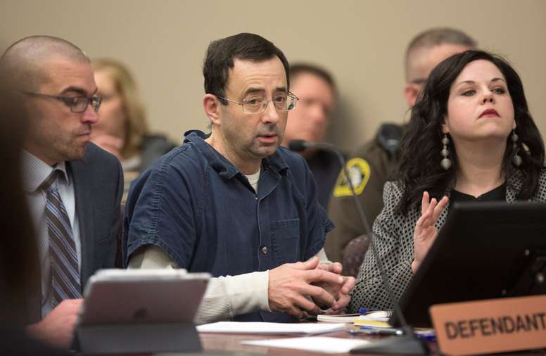 Fotografía de archivo fechada el 16 de enero de 2018 , que muestra a Larry Nassar (c), exmédico del equipo nacional de gimnasia de Estados Unidos. EFE/Archivo