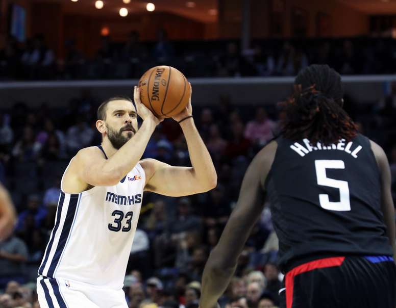 El jugador Marc Gasol (i) de Memphis Grizzlies lanza a canasta en el partido de la NBA entre Los Ángeles Clippers y Memphis Grizzlies disputado esta noche en el FedEx Forum en Memphis, Tennessee (Estados Unidos). EFE