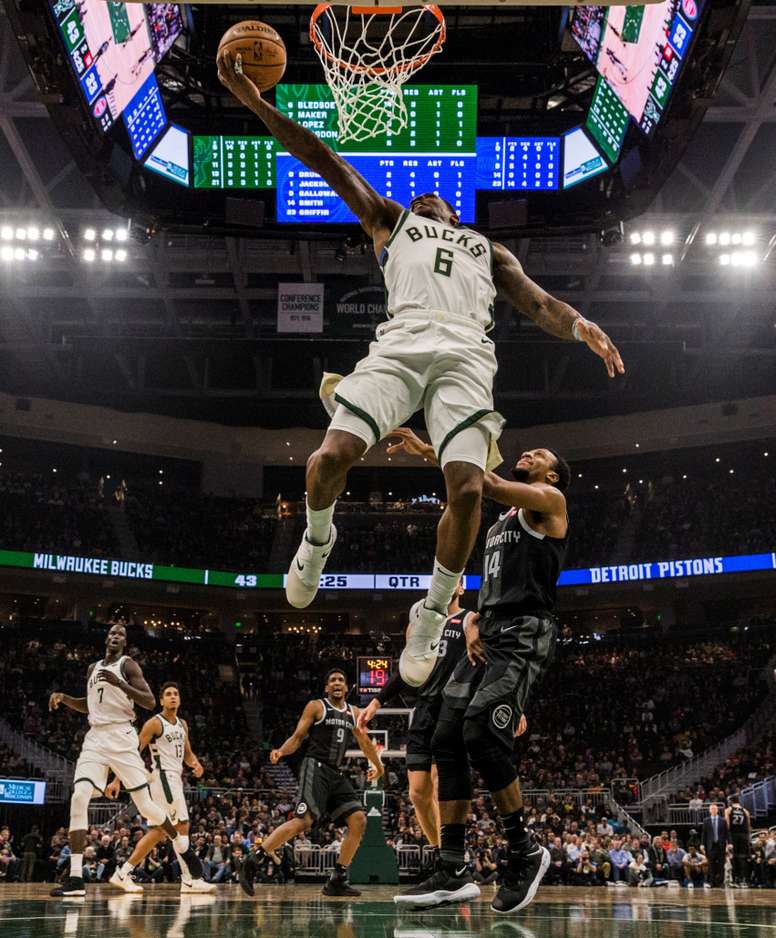 Eric Bledsoe (i) de Milwaukee Bucks en acción ante Ish Smith (d) de Detroit Pistons durante el juego de la NBA entre los Detroit Pistons y los Milwaukee Bucks en el Fiserv Forum en Milwaukee, Wisconsin. EE.UU., este 5 de diciembre. EFE