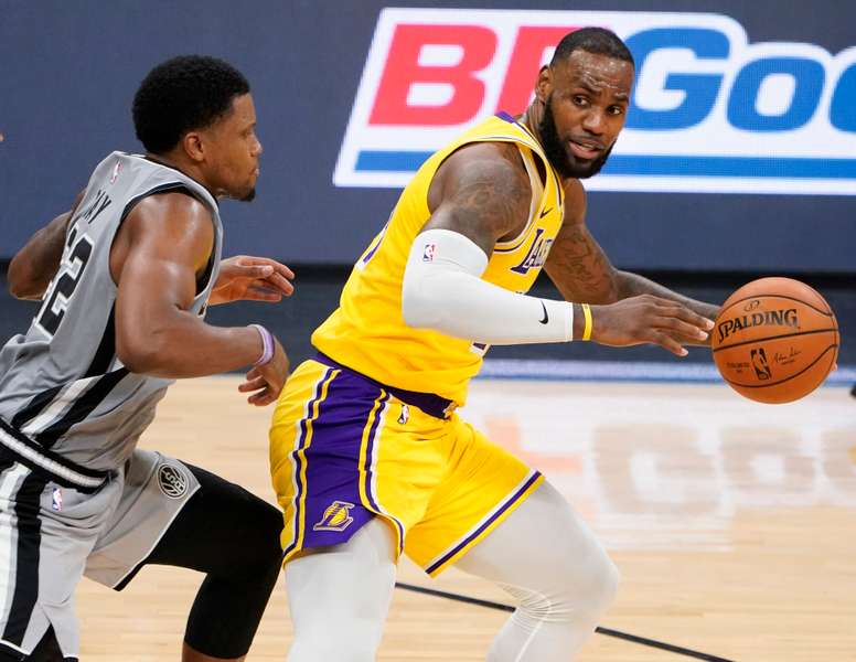 LeBron James (d) de Los Angeles Lakers en acción ante Rudy Gay de San Antonio Spurs, durante un partido de baloncesto de la NBA entre Los Angeles Lakers vs. San Antonio Spurs. EFE/Archivo