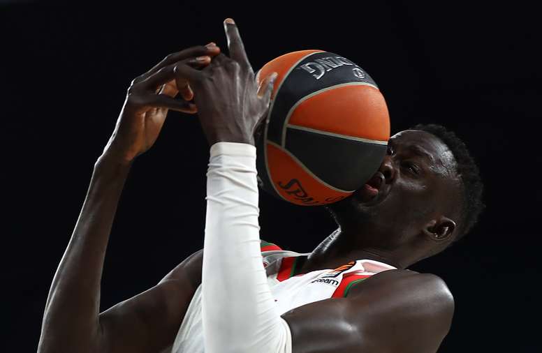 El pívot hispano-senegalés del Kirolbet Baskonia Ilimane Diop controla un pase durante un encuentro de la Euroliga. EFE/Archivo