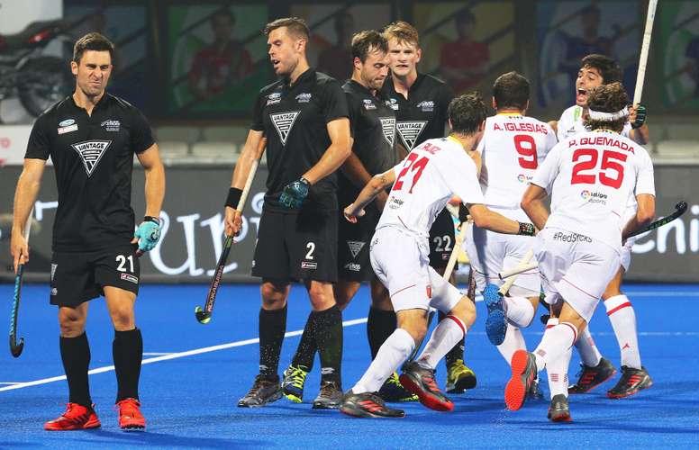 Los jugadores españoles (d) celebran un gol durante el partido de la fase de grupos del Mundial masculino de hockey hierba disputado contra Nueva Zelanda, en el estadio Kalinga de Bhubaneswar, la India, hoy, 6 de diciembre. EFE
