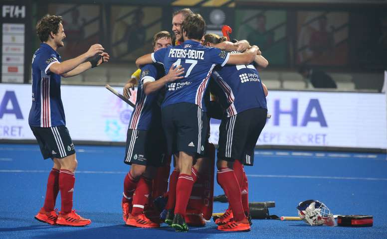 Los jugadores franceses celebran un tanto durante un partido del Mundial masculino de hockey hierba disputado contra Argentina, en el estadio Kalinga de Bhubaneswar, la India. EFE
