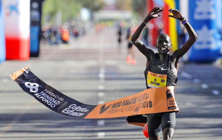 El atleta keniano Abraham Kiptum en la meta del medio maratón Trinidad Alfonso EDP, en Valencia. EFE/Archivo