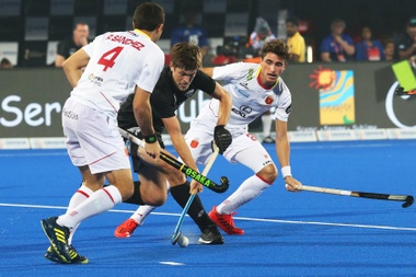 El neozelandés Marcus Child (c) en acción ante el español Ricardo Sánchez (i) durante su partido de la fase de grupos del Mundial masculino de hockey hierba disputado ante Nueva Zelanda, en el estadio Kalinga de Bhubaneswar, la India. EFE
