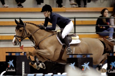 La amazona griega Athina Onassis montando a Casquell, durante el Concurso de Saltos Internacional de A Coruña, puntuable para la Copa del Mundo, Longines FEI World Cup Jumping, que se celebra desde hoy en el recinto hípico de Casas Novas, en la localidad coruñesa de Arteixo. EFE