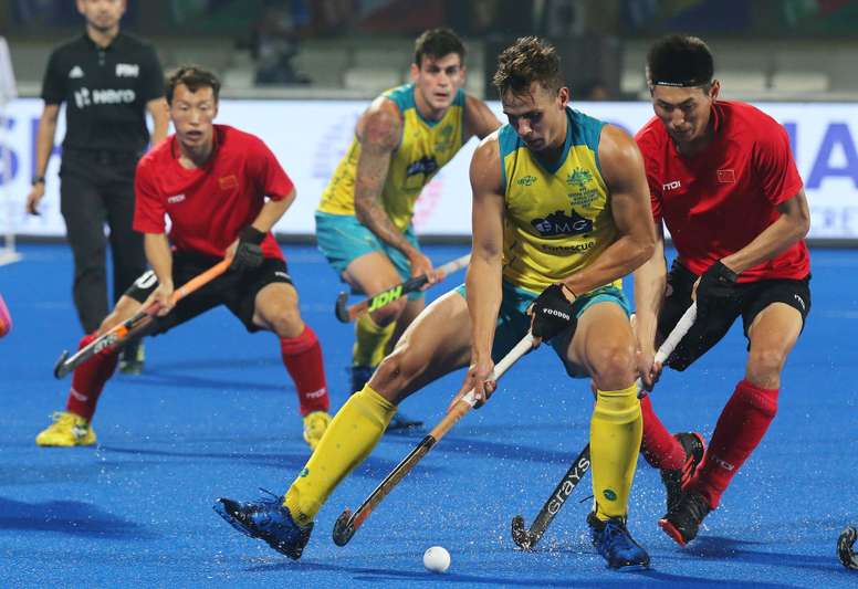 El australiano Tom Craig (c) y el chino Meng Dihao (d) pelean por la pelota durante un partido del Mundial masculino de hockey hierba disputado en el estadio Kalinga de Bhubaneswar (India). EFE