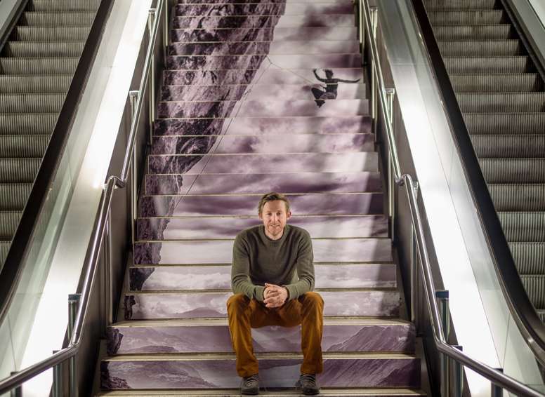 El montañero estadounidense Tommy Caldwell, considerado el mejor escalador en roca del mundo, posa durante un encuentro con los medios de comunicación hoy en Bilbao, antes de asistir a la proyección de la película The Dawn Wall, que él protagoniza, en el Bilbao Mendi Film Festival. EFE