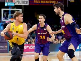 El escolta alemán del Iberosar Tenerife Lucca Staiger (i) con el balón ante los jugadores del Barcelona Lassa Kyle Kuriv (c) y Ante Tomic (d) durante el partido de la undécima jornada de Liga Endesa que disputaron en el ante el Iberostar Tenerife en el Palau Blaugrana de Barcelona. EFE