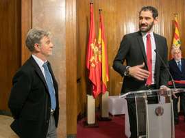 El alcalde de Zaragoza, Pedro Santisteve (i), y el presidente de la Federación Española de Baloncesto (FEB), Jorge Garbajosa (d), han firmado hoy un acuerdo para declarar a Zaragoza Capital Española del Baloncesto 2019.- EFE