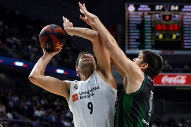 El ala-pivot del Real Madrid Felipe Reyes (i) con la pelota ante la defensa de Marko Todorovic, del Joventut, en el Palacio de los Deportes de la capital. EFE/Archivo