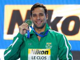 El sudafricano Chad le Clos celebra el oro tras su victoria en la final masculina de los 100m mariposa en los campeonatos del mundo de natación en piscina corta en Hangzhou (China) hoy, 13 de diciembre de 2018. EFE