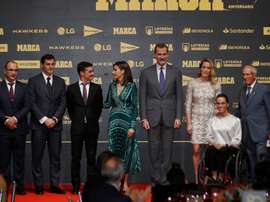 Los reyes Felipe y Letizia junto al director de Marca, Juan Ignacio Gallardo (i), posan junto a los galadornados; el portero Iker Casillas (2i), el patinador Javier Fernández (3i), la nadadora Mireia Belmonte (3d), la nadadora paralímpica Teresa Perales (2d) y el ciclista Federico Martín Bahamontes (d), durante el almuerzo conmemorativo con motivo del 80º aniversario del diario Marca. EFE