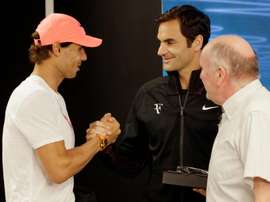 El español Rafael Nadal (i) y el suizo Roger Federer (c).