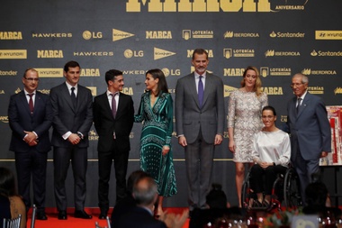 Los reyes Felipe y Letizia junto al director de Marca, Juan Ignacio Gallardo (i), posan junto a los galadornados; el portero Iker Casillas (2i), el patinador Javier Fernández (3i), la nadadora Mireia Belmonte (3d), la nadadora paralímpica Teresa Perales (2d) y el ciclista Federico Martín Bahamontes (d), durante el almuerzo conmemorativo con motivo del 80º aniversario del diario Marca. EFE
