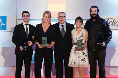 El patinador Javier Fernández (i); la campeona del mundo en halterofilia, Lydia Valentín (2i), la karateka Sandra Sánchez (2d), y el medallista español en snowboard, Regino Hernández (d), posan junto al presidente del Comité Olímpico Español (COE), Alejandro Blanco Bravo (c), durante la gala anual del Comité Olímpico Español celebrada esta tarde en Madrid. EFE