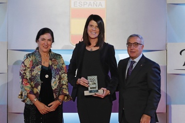 La atleta retirada Ruth Beitia (c) recibe un premio de manos del presidente del Comité Olímpico Español (COE), Alejandro Blanco Bravo (d), y de la miembro del Comité Olímpico Internacional, Marisol Casado Estupiñán (i), en la gala anual del Comité Olímpico Español celebrada esta tarde en Madrid. EFE