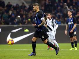 Icardi, en el momento de lanzar el penalti. EFE