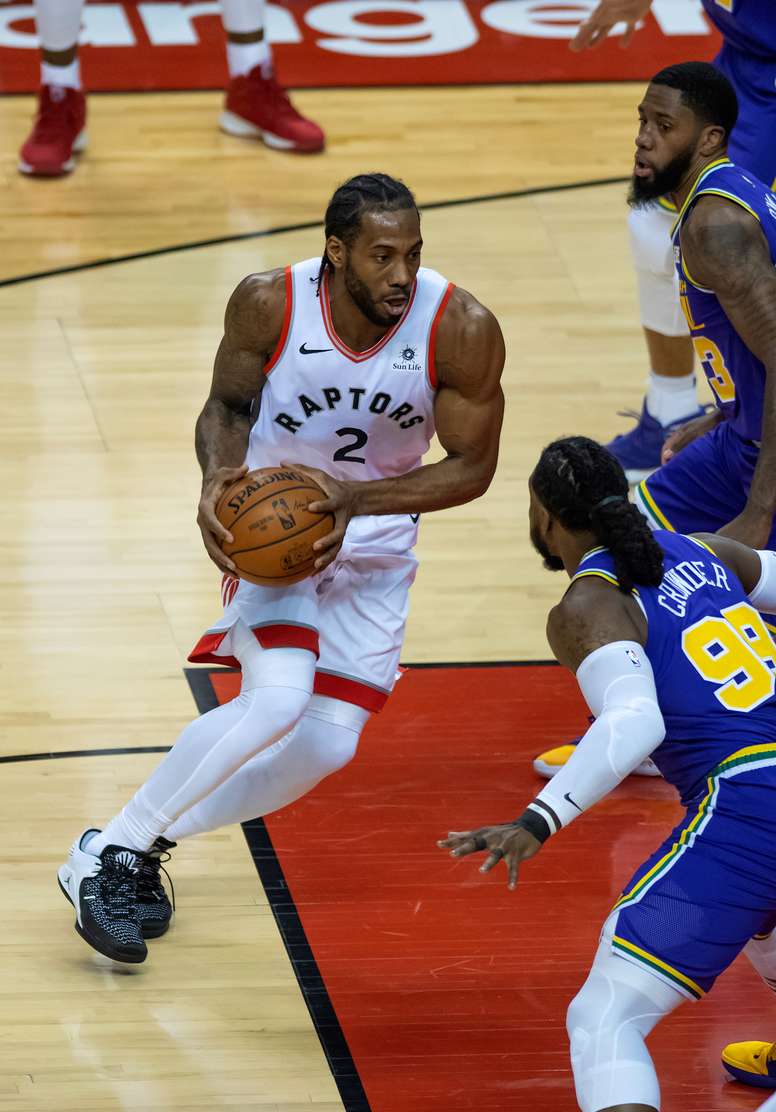 En la imagen un registro de Kawhi Leonard (i), alero estrella de los Raptors de Toronto, quien aportó 30 puntos en el triunfo de su equipo 116-123 sobre los Bucks de Milwaukee. EFE/Archivo