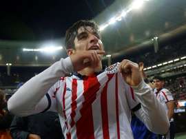 Isaac Brizuela tiene un sueño: retirarse en Chivas. EFE