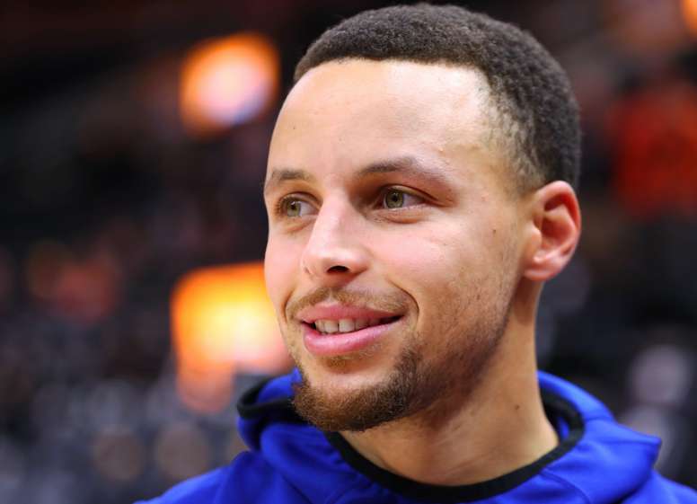 En la imagen un registro de Stephen Curry, base estrella de los Warriors de Golden State, quien aportó 42 puntos en el triunfo de su equipo 123-127 sobre los Kings de Sacramento. EFE/Archivo
