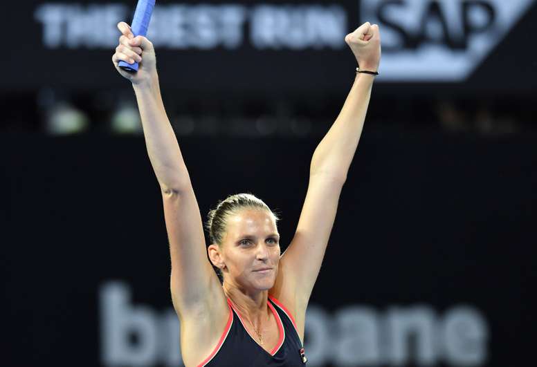 La checa Karolina Pliskova reaccionó a tiempo, en un partido en el que se puso un set por debajo y 5-4 al resto, y acabó imponiéndose 4-6, 7-5 y 6-2 a una inspirada ucraniana Lesia Tsurenko y levantar en Brisbane su duodécimo título. EFE