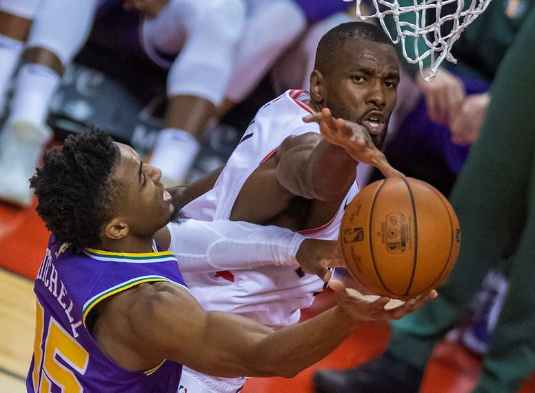 Serge Ibaka (d), de Toronto Raptors, detiene un lanzamiento de Donovan Mitchell de Utah Jazz en un partido de la NBA. EFE