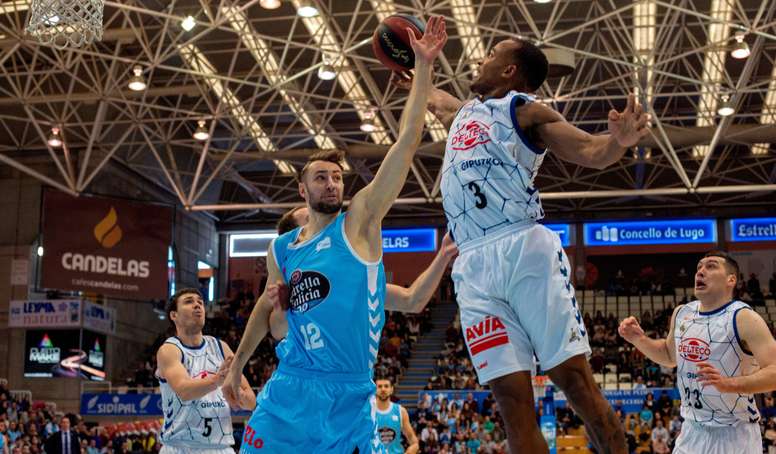 El alero sueco del Breogán Johan Jerker Löfberg (i) defiende el ataque del escolta californiano del Delteco Gipuzkoa Basket Garrett Nevels, durante el partido de ayer. EFE