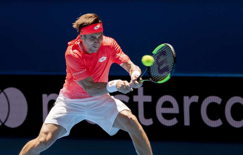 El tenista español David Ferrer devuelve la bola durante un partido entre España y Francia de la pasada Copa Hopman en Perth (Australia). EFE/Archivo