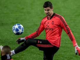 Thibaut Courtois tranquiliza a sua torcida. EFE/Archivo