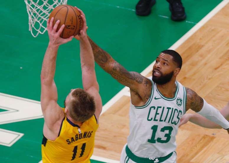 El jugador de los Celtics Marcus Morris (d) en acción ante Domantas Sabonis (i), de los Pacers, durante un partido de baloncesto de la NBA disputado en el TD Garden de la ciudad de Boston, en Massachusetts (EE.UU.). EFE