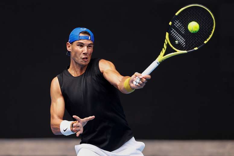 El tenista español Rafael Nadal en acción durante una sesión de práctica en la pista Rod Laver Arena hoy, para el Abierto de Australia, en Melbourne (Australia). EFE