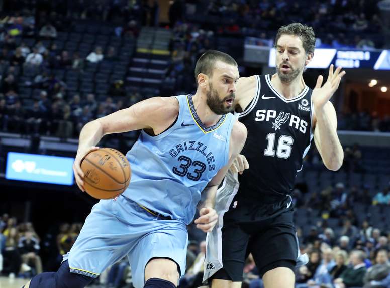 Marc Gasol (i), de los Grizzlies de Memphis, fue registrado este miércoles al intentar superar la marca de su hermano Pau Gasol (d), de los Spurs de San Antonio, durante un partido de la NBA, en el FedEx Forum de Memphis (Tennessee, EE.UU.). EFE