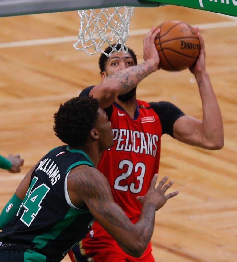 En la imagen un registro de Anthony Davis (d), pívot de los Pelicans de New Orleans, quien aportó un doble-doble de 38 puntos y 13 rebotes en el triunfo de su equipo 140-124 sobre los Cavaliers de Cleveland. EFE/Archivo
