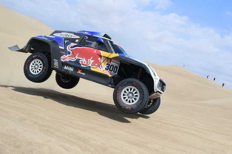 El piloto español Carlos Sainz (Mini), vigente campeón de la carrera, corre durante la primera etapa en coches del Dakar 2019 entre las ciudades de Lima y Pisco (Perú). EFE