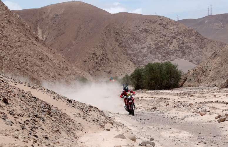 El piloto estadounidense Ricky Brabec conduce su moto Honda hoy, durante la cuarta etapa del Rally Dakar 2019, que se corre entre Arequipa y Tacna (Perú). EFE