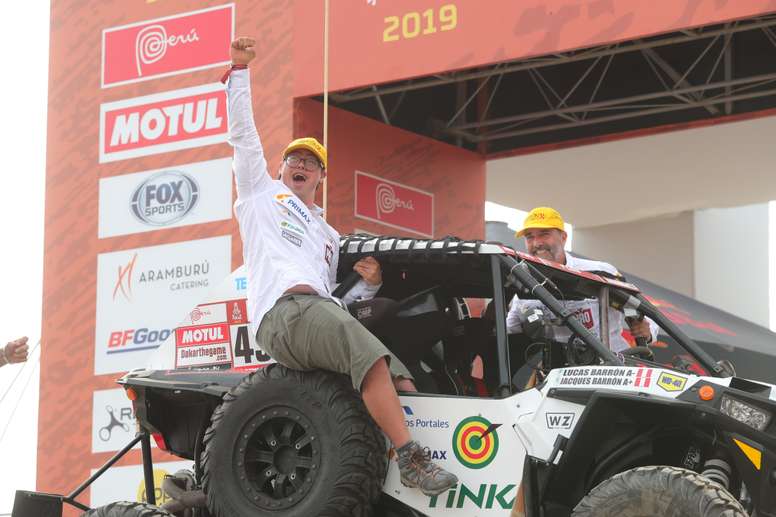 Fotografía tomada el pasado 6 de enero en la que se registró a los peruanos Lucas (i) y Jacques Barrón, durante su presentación antes del rally Dakar 2019, en la Costa Verde de Lima (Perú). EFE