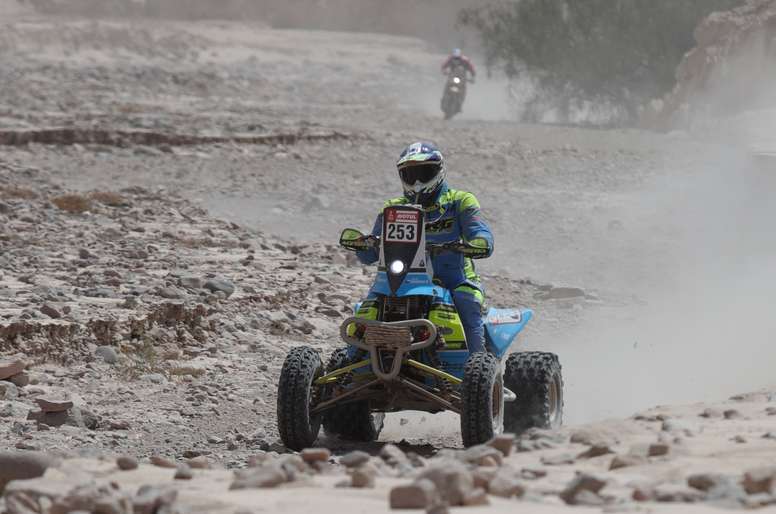 El checo Tomas Kubiena de Moto Racing compite en la cuarta etapa del rally Dakar 2019 hoy, que se corre entre Arequipa y Tacna (Perú). EFE
