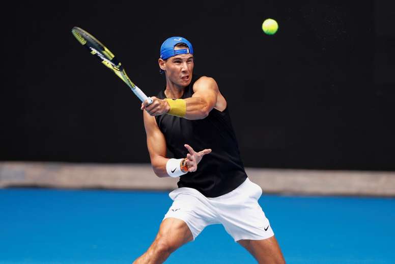 El tenista Rafael Nadal en acción durante una sesión de práctica en la pista Rod Laver Arena, para el Abierto de Australia, en Melbourne (Australia). EFE