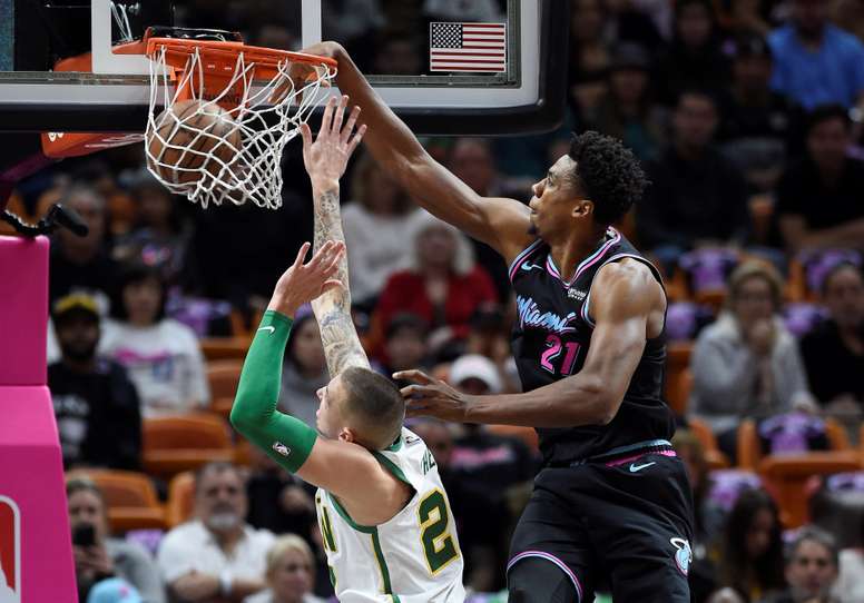 Daniel Theis (i) de los Celtics en acción ante Hassan Whiteside (d) de los Heat hoy, durante un partido de baloncesto de la NBA, entre los Miami Heat y los Boston Celtics, en el AmericanAirlines Arena de Miami (EE.UU.). EFE
