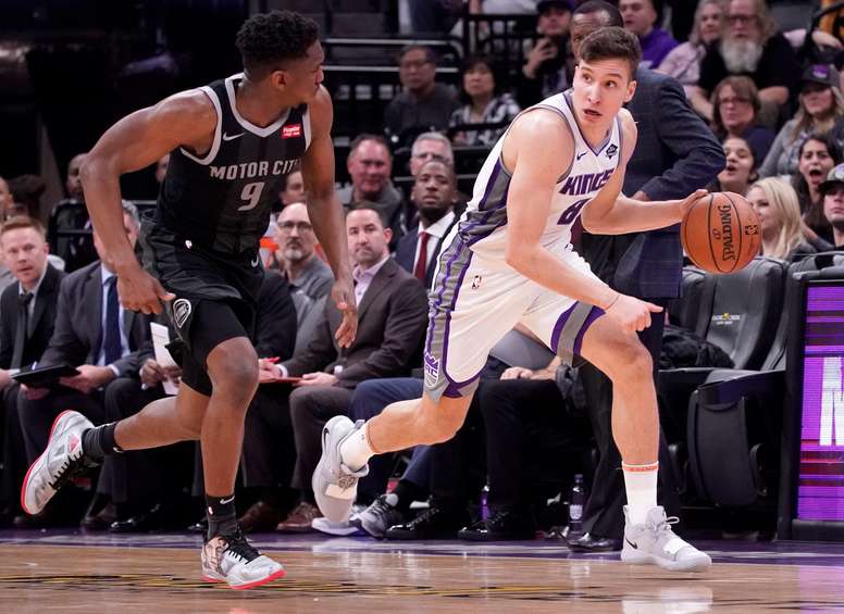 Bogdan Bogdanovic (d) de Sacramento Kings en acción ante Langston Galloway (i) de Detroit Pistons hoy, durante un partido de la NBA entre Detroit Pistons y Sacramento Kings, en el Golden 1 Center de Sacramento, California (EE.UU.). EFE