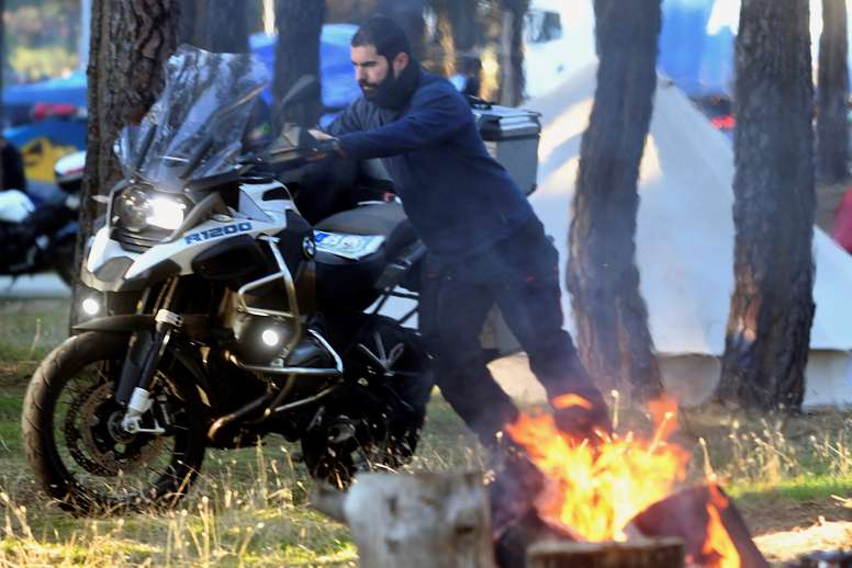 Un motorista realiza unos ajustes a su llegada a la concentración motera La Leyenda Continúa celebrada en el municipio segoviano de Cantalejo. EFE
