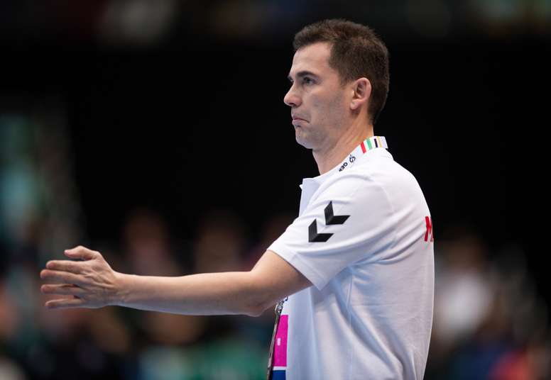 El seleccionador del equipo de Macedonia de balonmano, el español Raúl González Gutiérrez, da instrucciones a su equipo durante el partido disputado ante Japón correspondiente al Mundial Masculino de Balonmano 2019, en Múnich (Alemania), hoy, 11 de enero de 2019. EFE