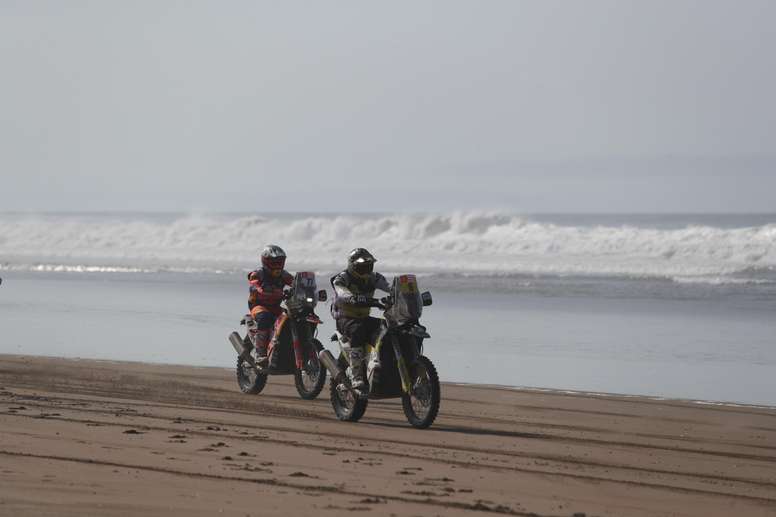 El argentino Luciano Benavides (i) en su KTM y el chileno Pablo Quintanilla (d) en su Husqvarna compiten durante la quinta etapa del Rally Dakar 2019, que se corre entre Tacna y Arequipa (Perú). EFE